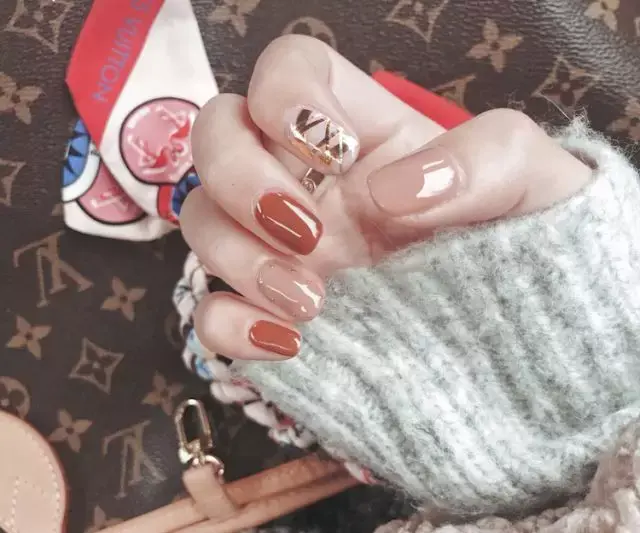 这里可能是最全的新年美甲集合了-新年美甲图片2021简单大方红色衣服