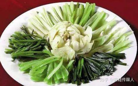 而唐朝,则将原本应在正月初一时食用的五辛菜(葱,蒜,韭,芥,蓼蒿调制而