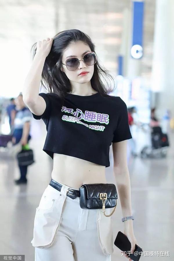 超模何穗穿露脐t恤配工装裤美到没朋友