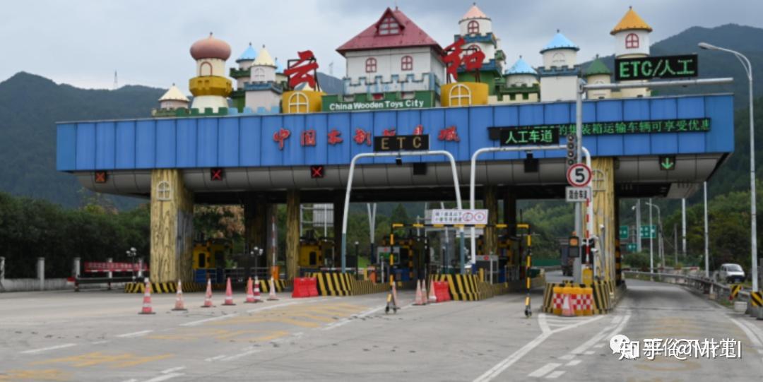 在行驶了约50公里路程后,需要驶出g25长深高速,在"云和"收费站出口下.