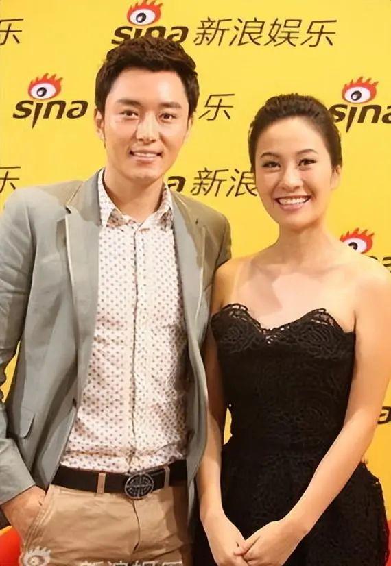 在戏中,他们的感情迅速升温,甚至在公开场合上,叶璇一直挽着李东学的