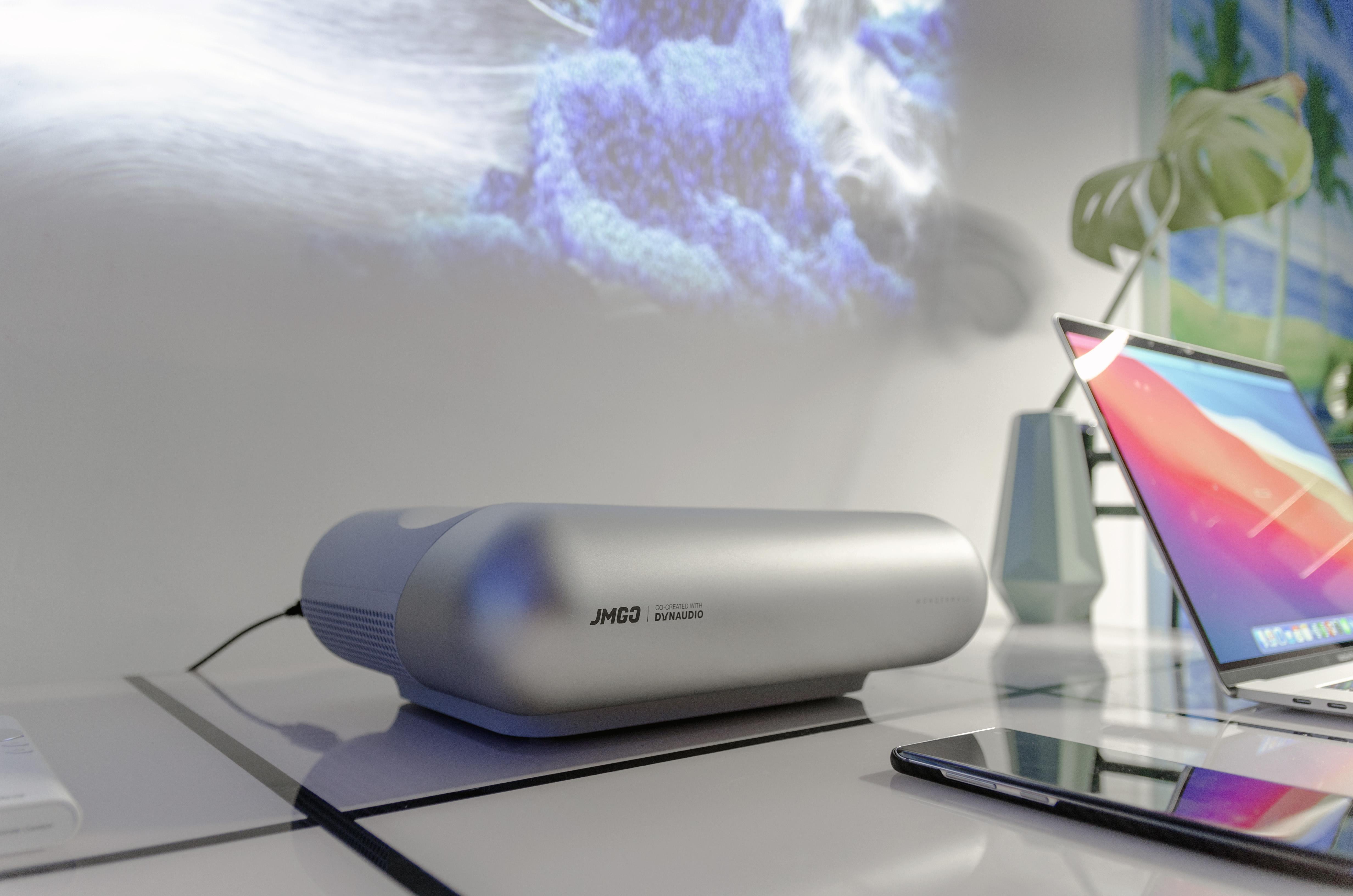 小空间投出大画面坚果智慧墙o1超近距投影体验