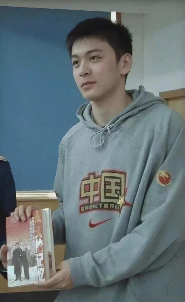 最帅篮球教练杨鸣宣布离婚,10年恩爱转头空,将共同抚养孩子