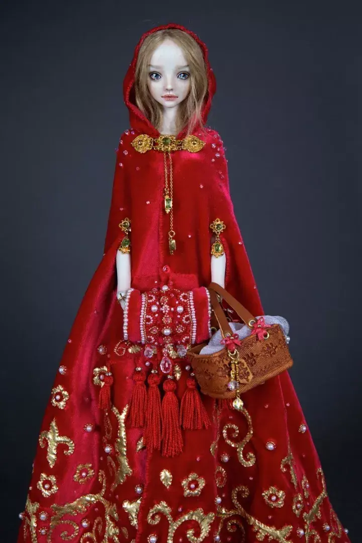 以"小红帽"为原型创作的作品,则是希望号召大家关注并帮助恋童癖受害