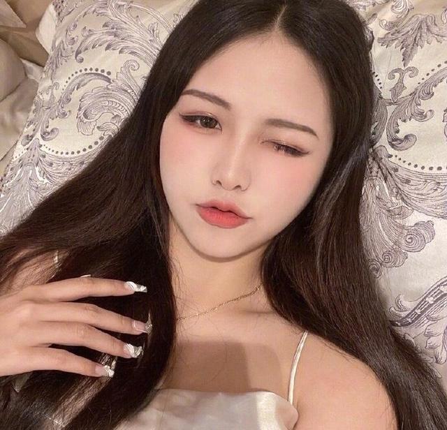 港媒曝59岁周星驰追求17岁港姐张晓琪其助理回应两人根本不熟