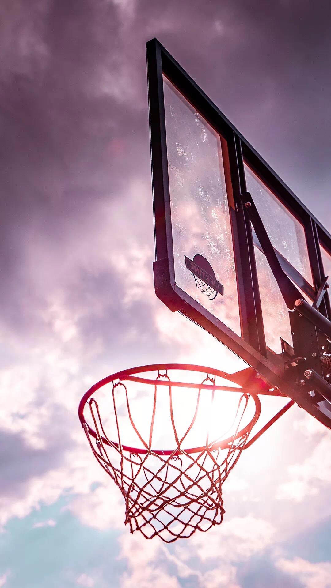 篮球运动员在背景上的天空和人群的行动图片下载 - 觅知网