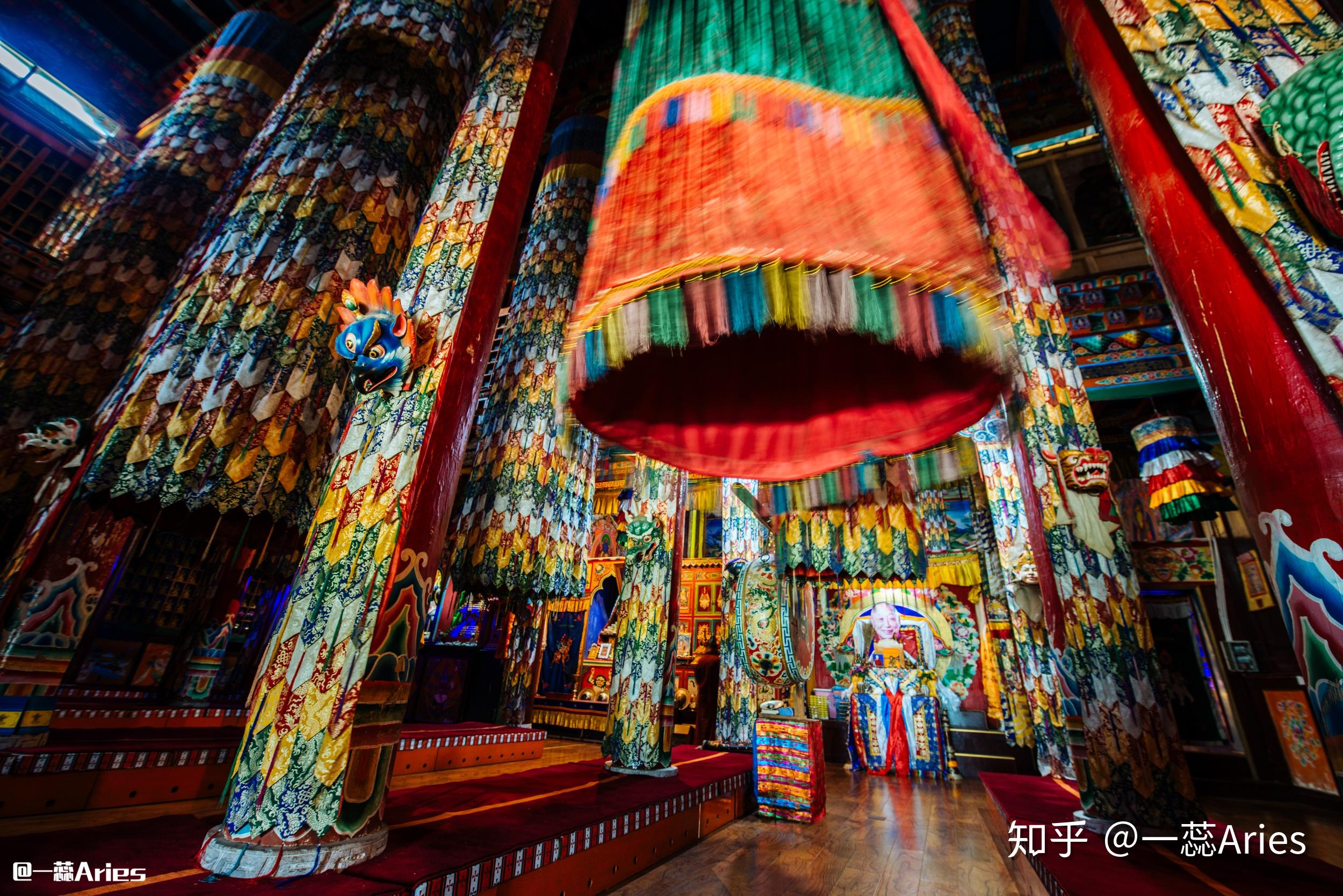 昌都寺由石木结构的经堂,依山而建的五层金顶藏式建筑,大殿和散落在