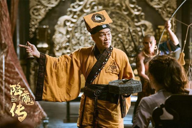 正在热映的电影《降魔传》中,罗家英化身降魔道士慕容正英,和降魔小队