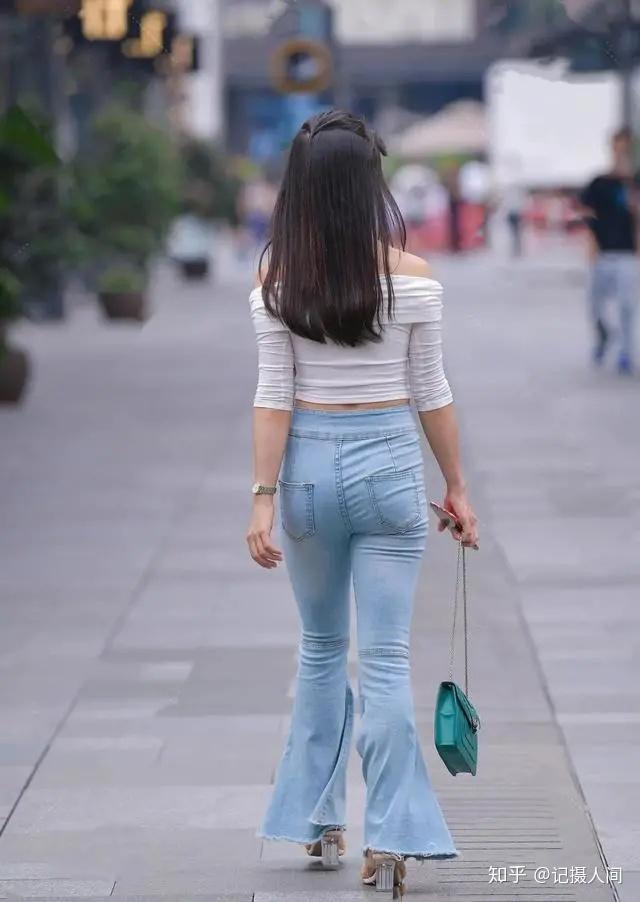 而且,借助牛仔喇叭裤的优势,再搭一件一字肩上衣,在高跟鞋的作用之下