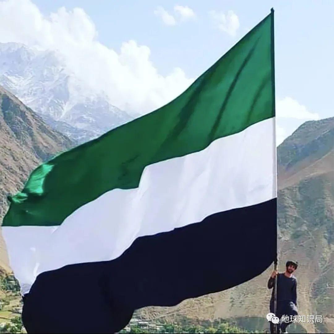塔利班大旗的潘杰希尔抵抗势力在山谷中升起阿富汗伊斯兰共和国国旗的