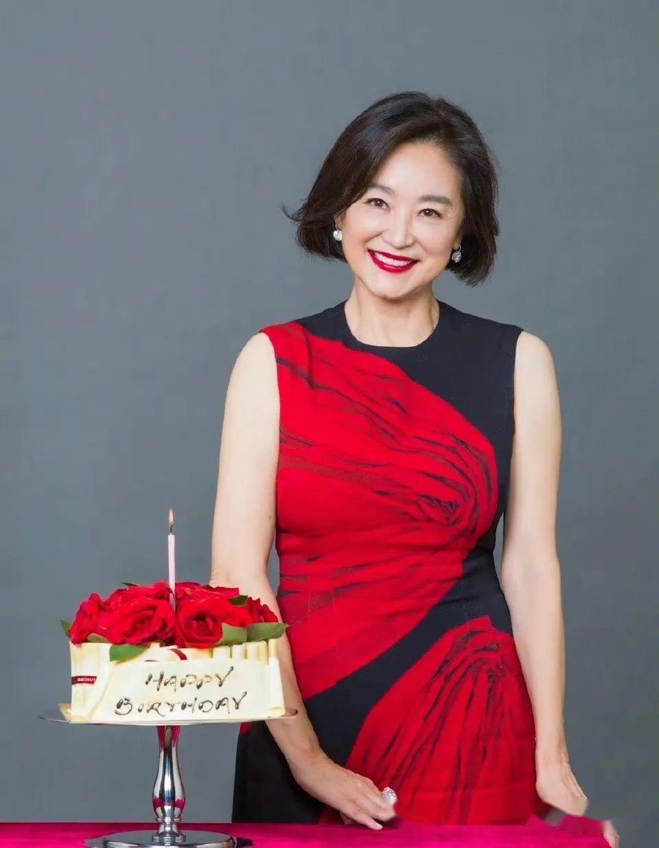 50 女人穿红色,如何避免廉价感?68岁林青霞亲自示范,很高级