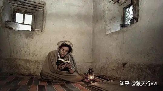 艾哈迈德·沙阿·马苏德1953年生于潘杰希尔的塔吉克名门望族,其父是