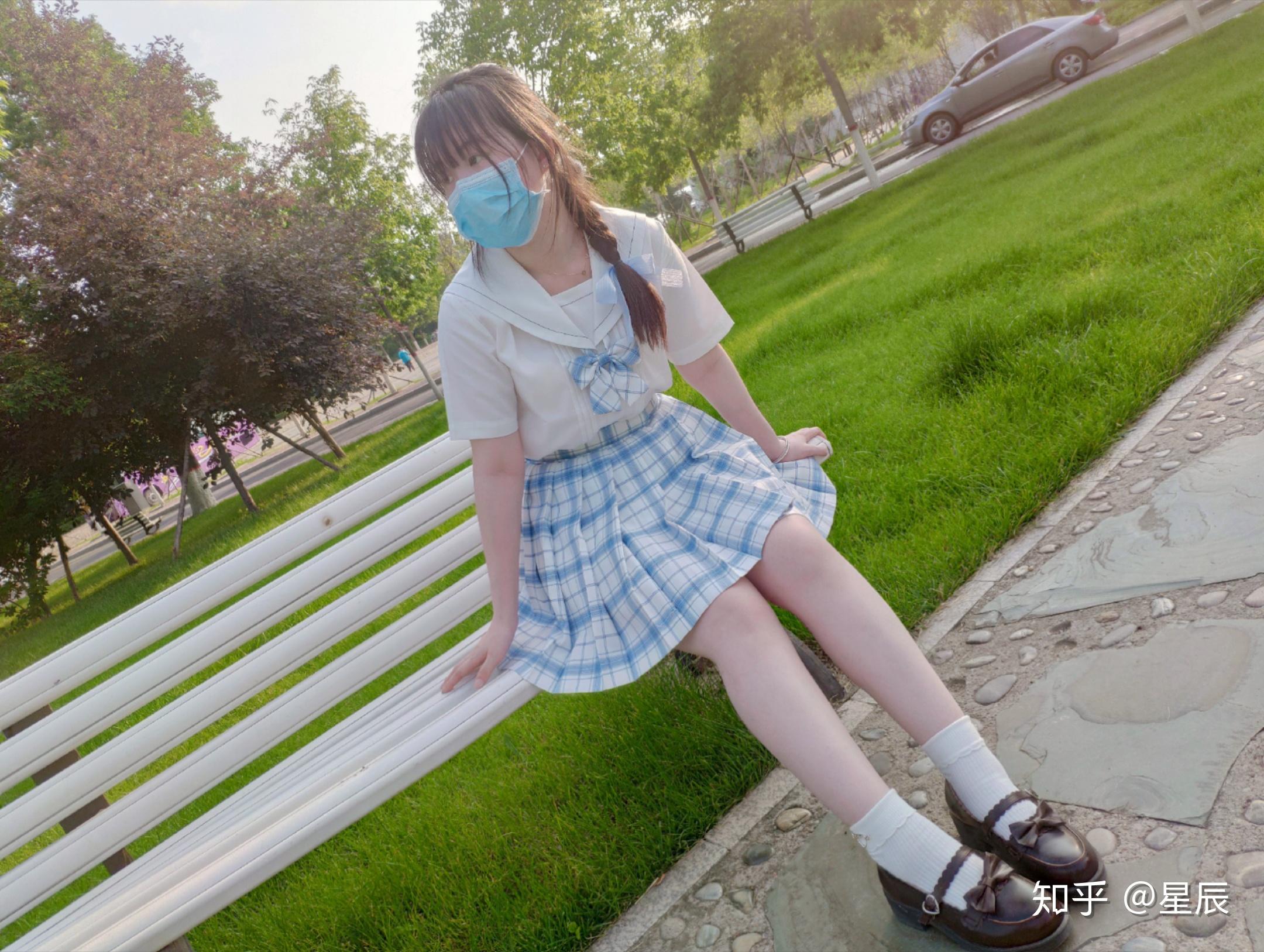 浅色的jk裙应该配一个什么颜色的袜子? - 知乎