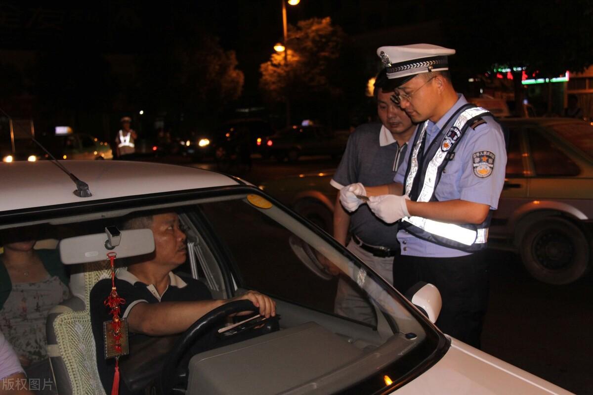 如何理解大半夜交警守在小区门口查酒驾的行为?