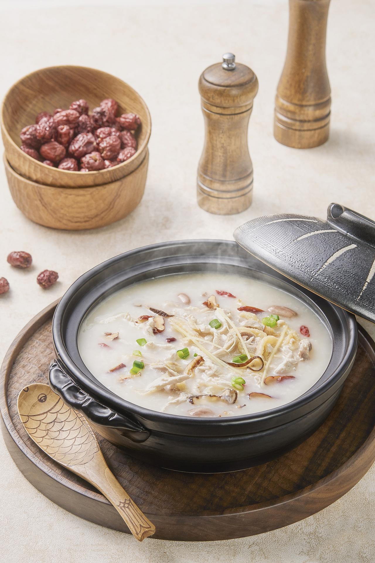 在吃饭前喝碗汤或者喝碗热腾腾的粥先暖暖胃