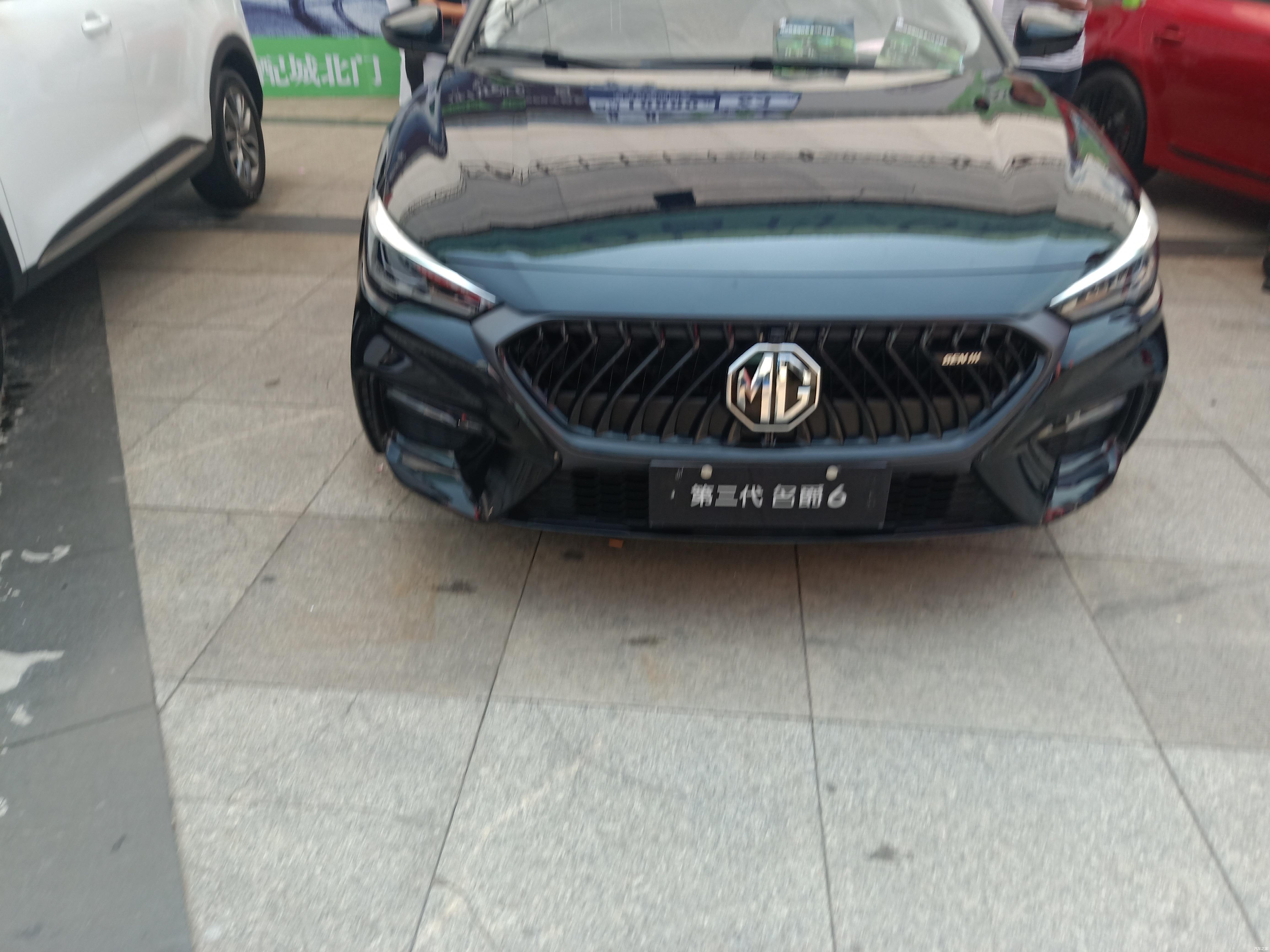 2020款上汽名爵6实车现身黑色涂装很大气国六15t油耗仅62l