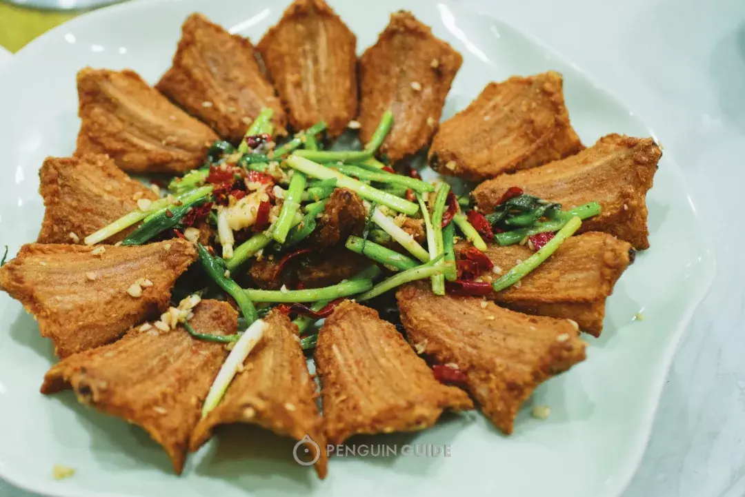 大王蛇肉厚,椒盐做法,生炸得酥脆,顺着脊骨一丝丝吃肉,肉质紧实有嚼劲