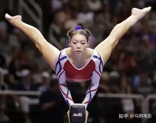 高低杠的腹弹腾越,后来被国际体操联合会,命名为:佳妮腾跃.