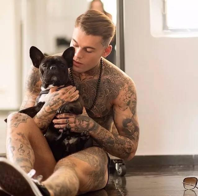 舔屏他拥有世界上最酷的纹身