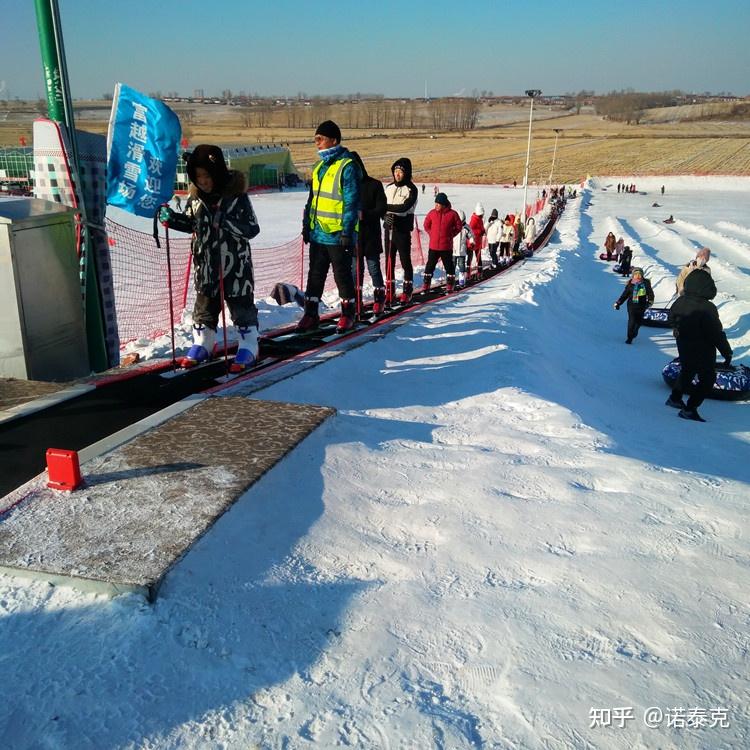 看到雪场内安装有一条长长的输送带,它称之为滑雪场魔毯或者雪地魔毯