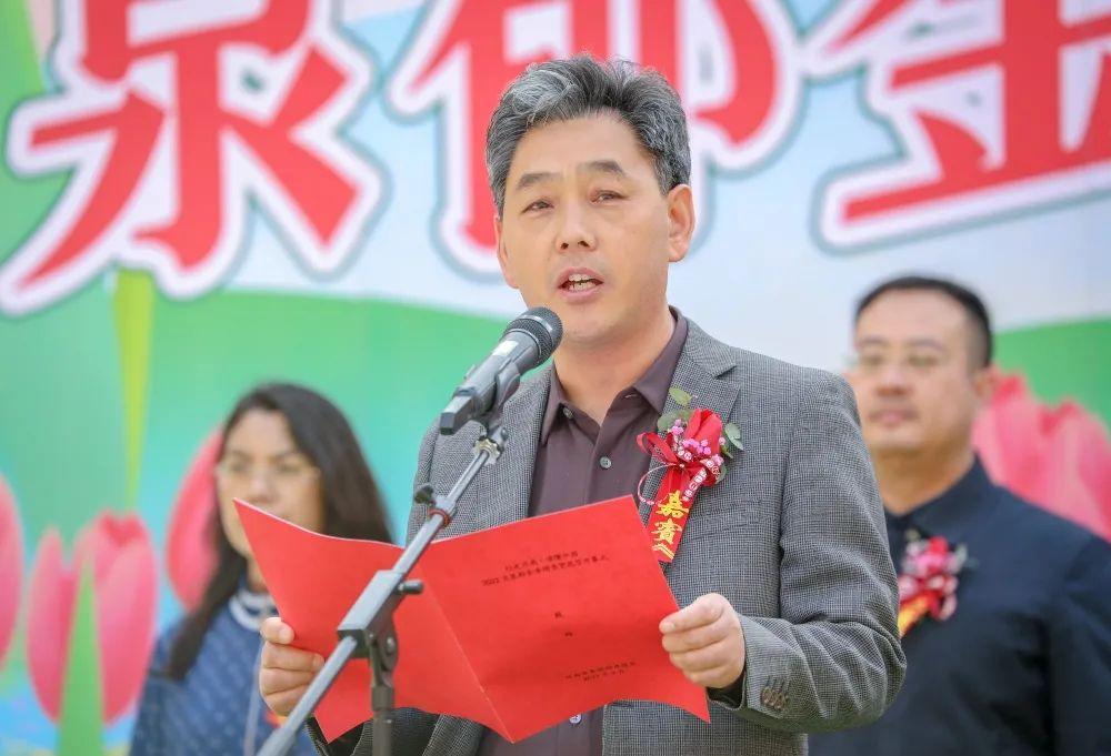春江集团董事长张洪梅为文旅达人「土豆妈妈」颁发「宝泉郁金香星推官