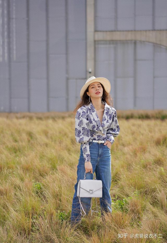 除了碎花连衣裙之外,碎花上衣和下装也是非常常见的,我们在搭配这种