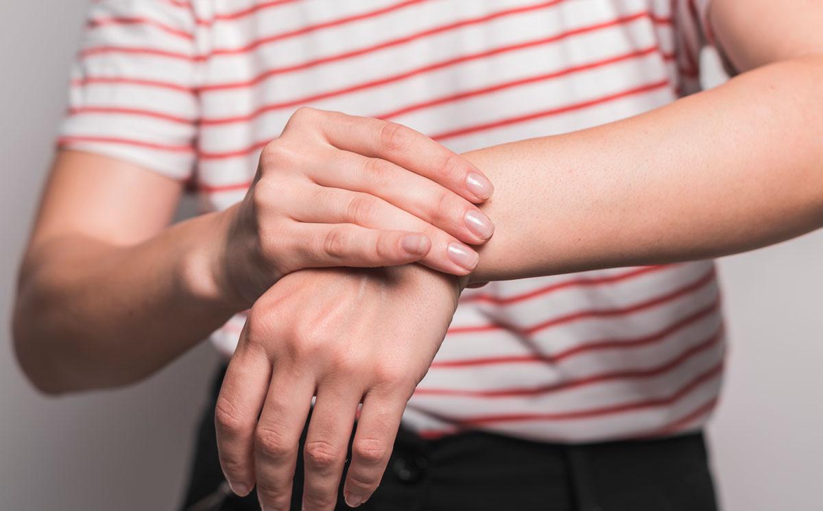 手腕咔咔响还僵硬酸痛一条龙教你解决腱鞘炎