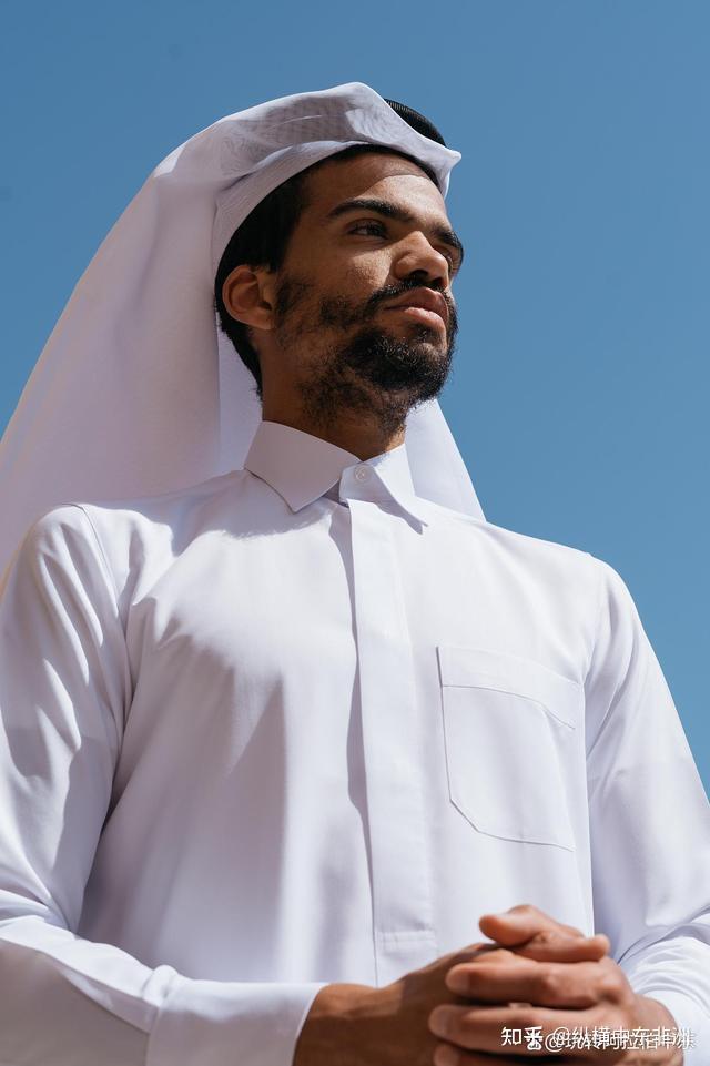 中东阿拉伯男人佩戴格子 白色头巾的原因是啥？