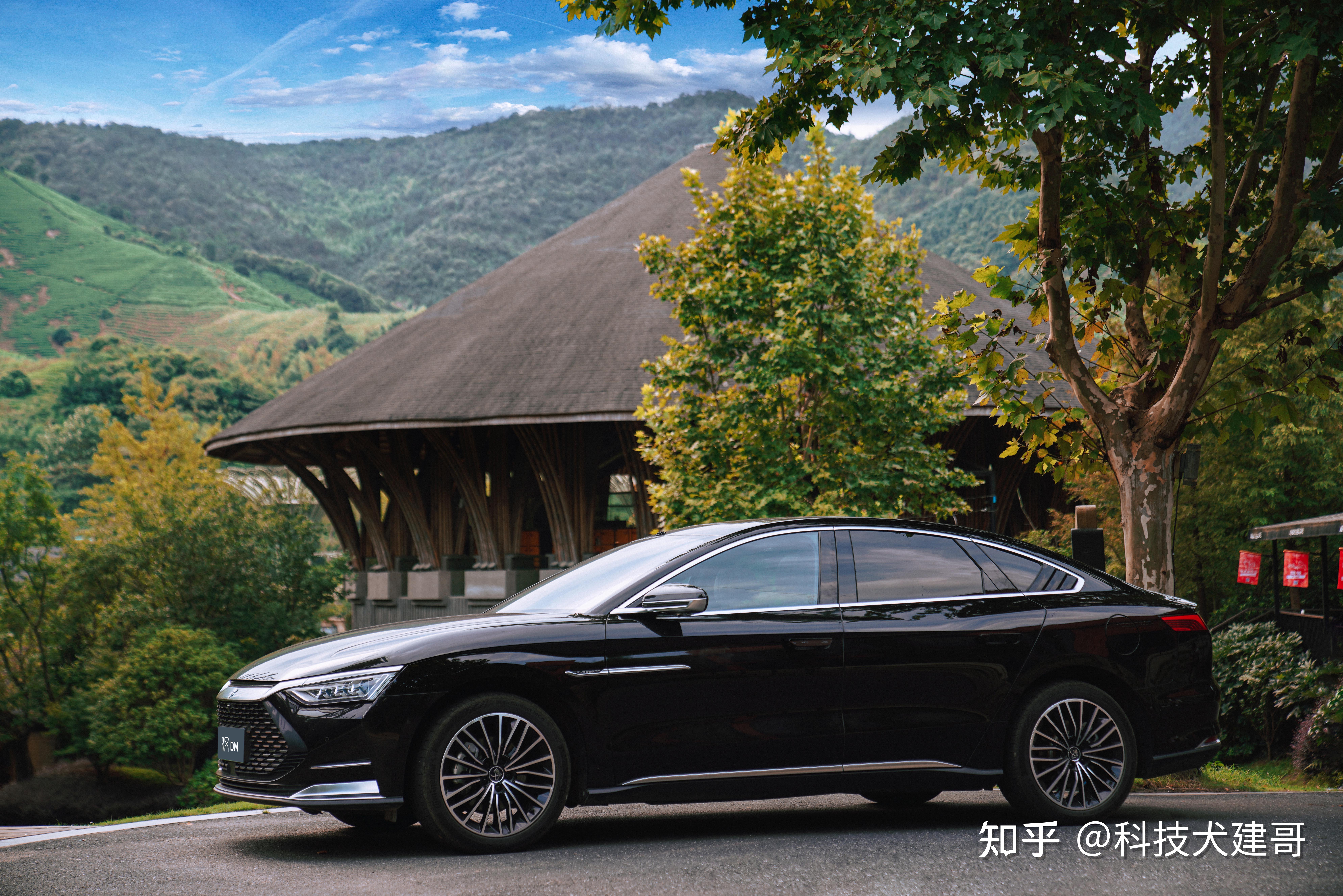 让人第一印象极为深刻,隐藏式的车门把手也应用在了这台插电混动的