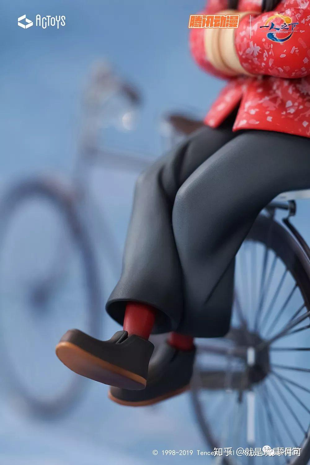 的碎花棉袄超级有东北农村特色,宝儿姐下半身的大灰棉裤内套红秋裤,再