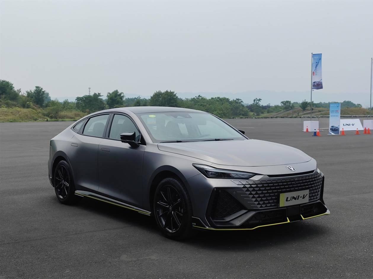 试驾官丨评测长安uni-v 2.0t,国产运动轿车终于没有样子货了 - 知乎