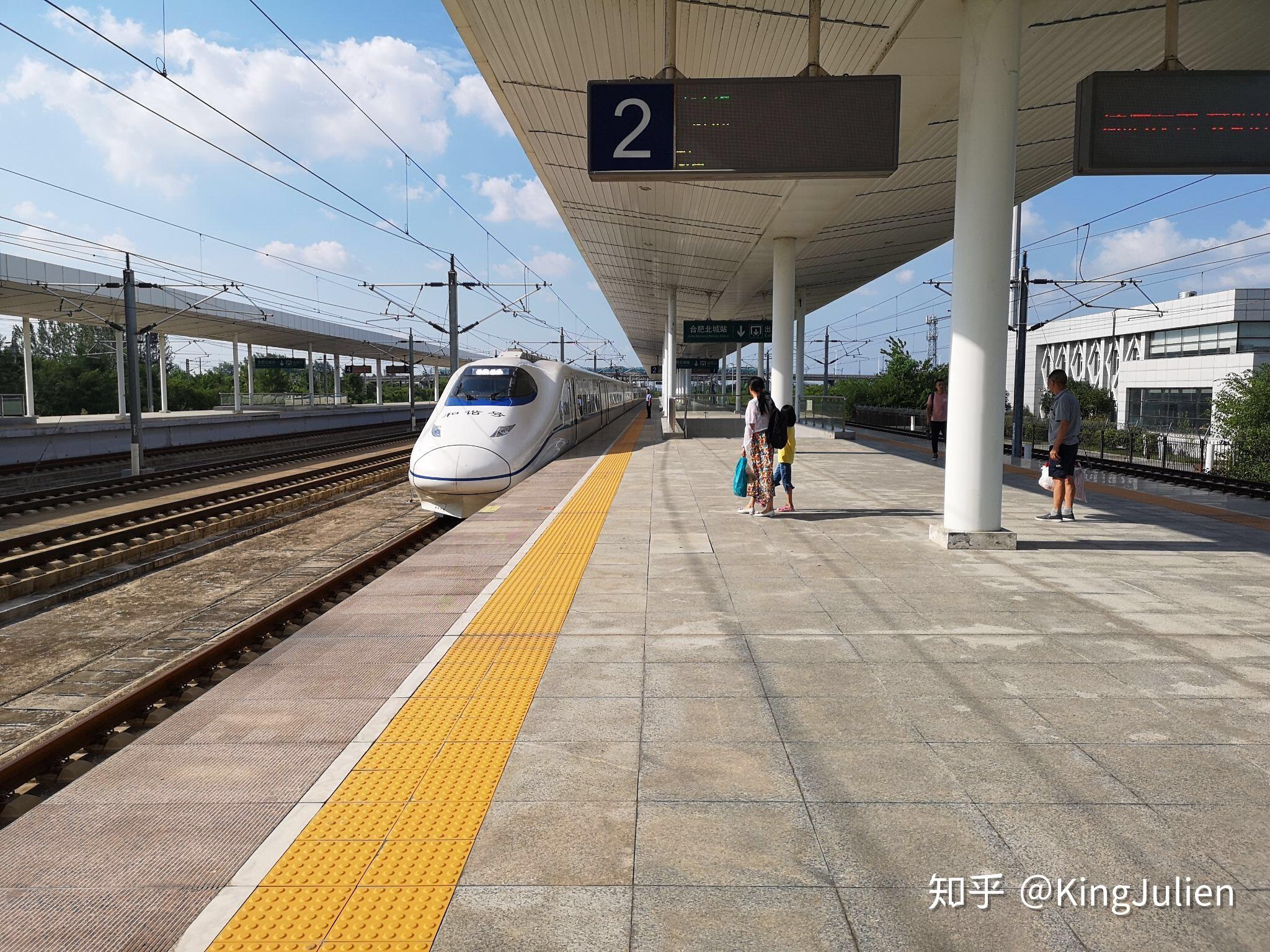 正在进站的g7267/70次准备上车的旅客g7267/70进站后下车3人,上车15人