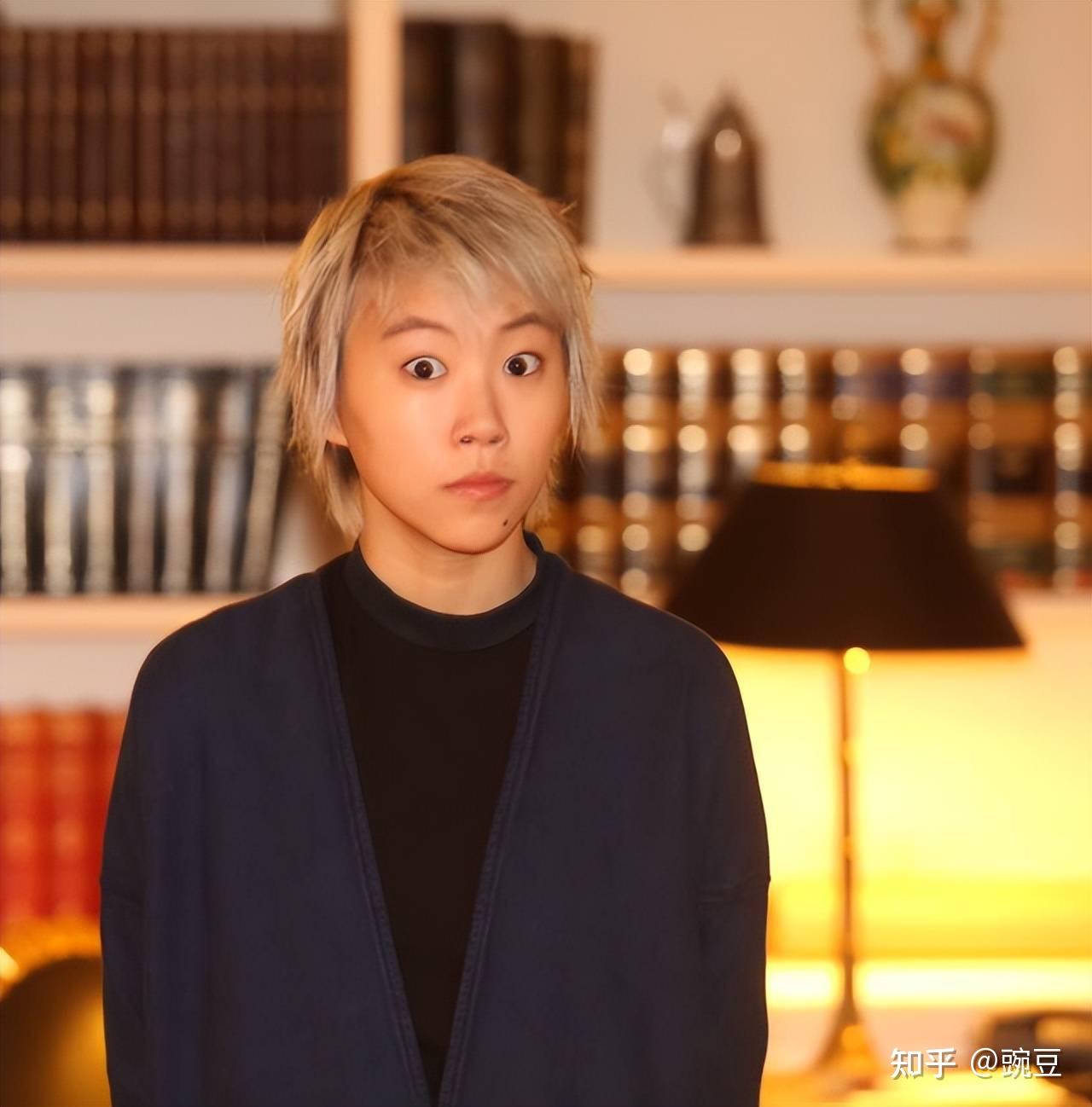 王菲女儿窦靖童晒照庆26岁生日,抱猫咪温馨合影,形单影只显孤单