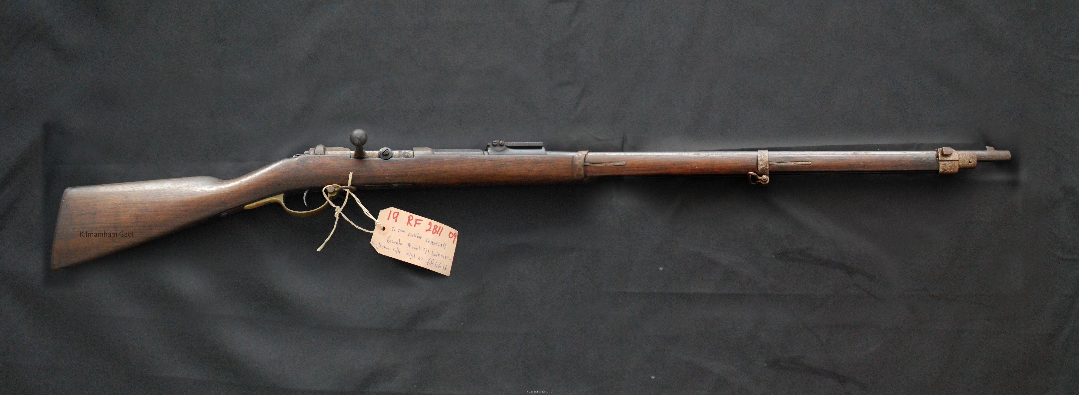 手持毛瑟gew1888,正在接受检阅的"阿尔斯特志愿军"当时"阿尔斯特志愿