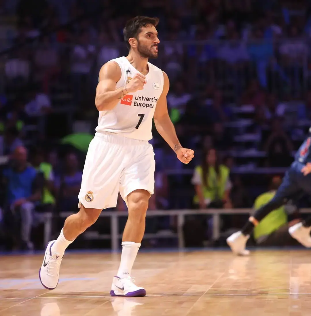 不过戴克进入nba的机会更大点,毕竟年龄摆在那里,年轻人嘛,打球还是