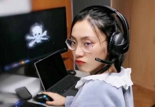 “女演员”刘月，外网顶流女主角，为钱自甘堕落，曾就读清华大学 - 知乎