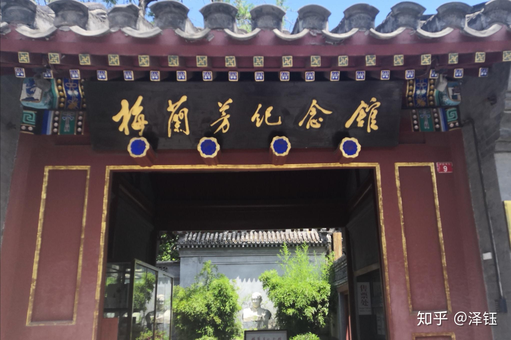 一位身着长衫,手拿折扇的国风美少年,挚挚诚诚地唱着春秋亭;他说他