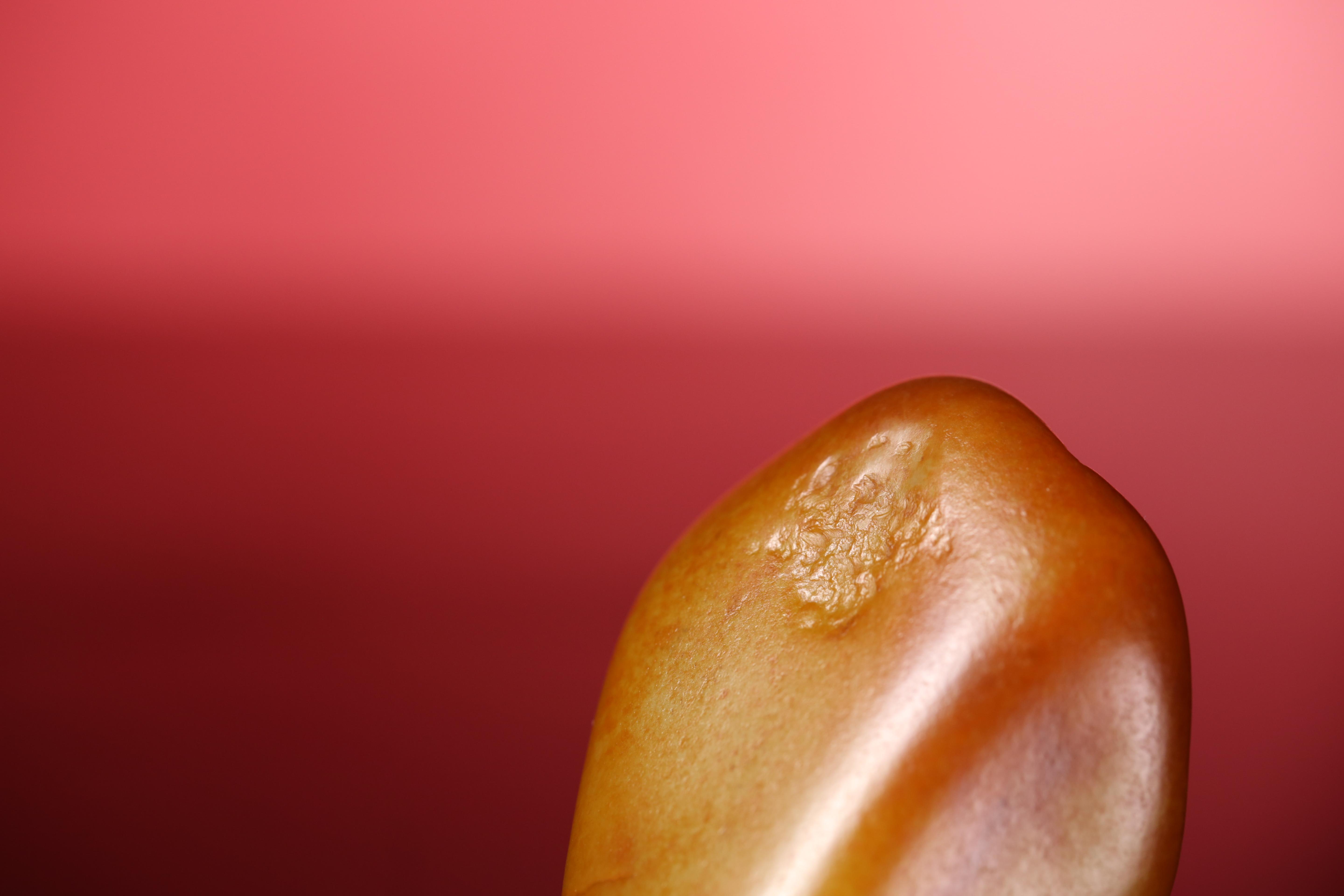 籽料的秘密放大镜下的毛孔与皮色