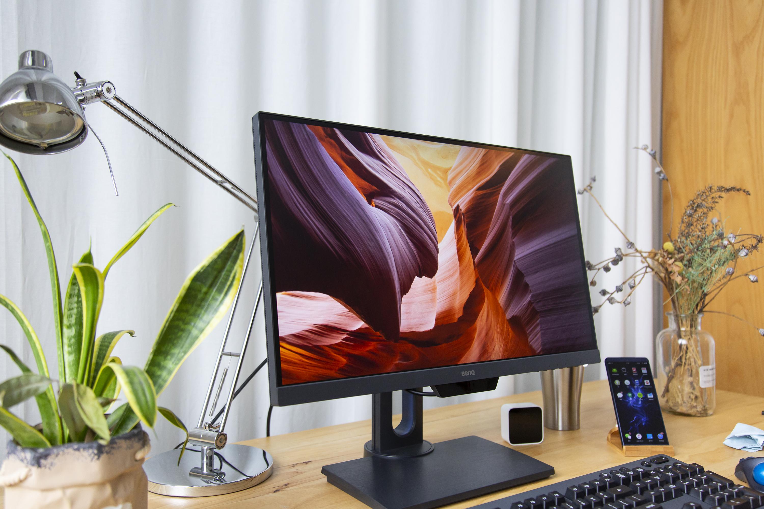 尺寸大小关系到显示屏的像素密度,每英寸像素数越多(ppi),显示器清晰