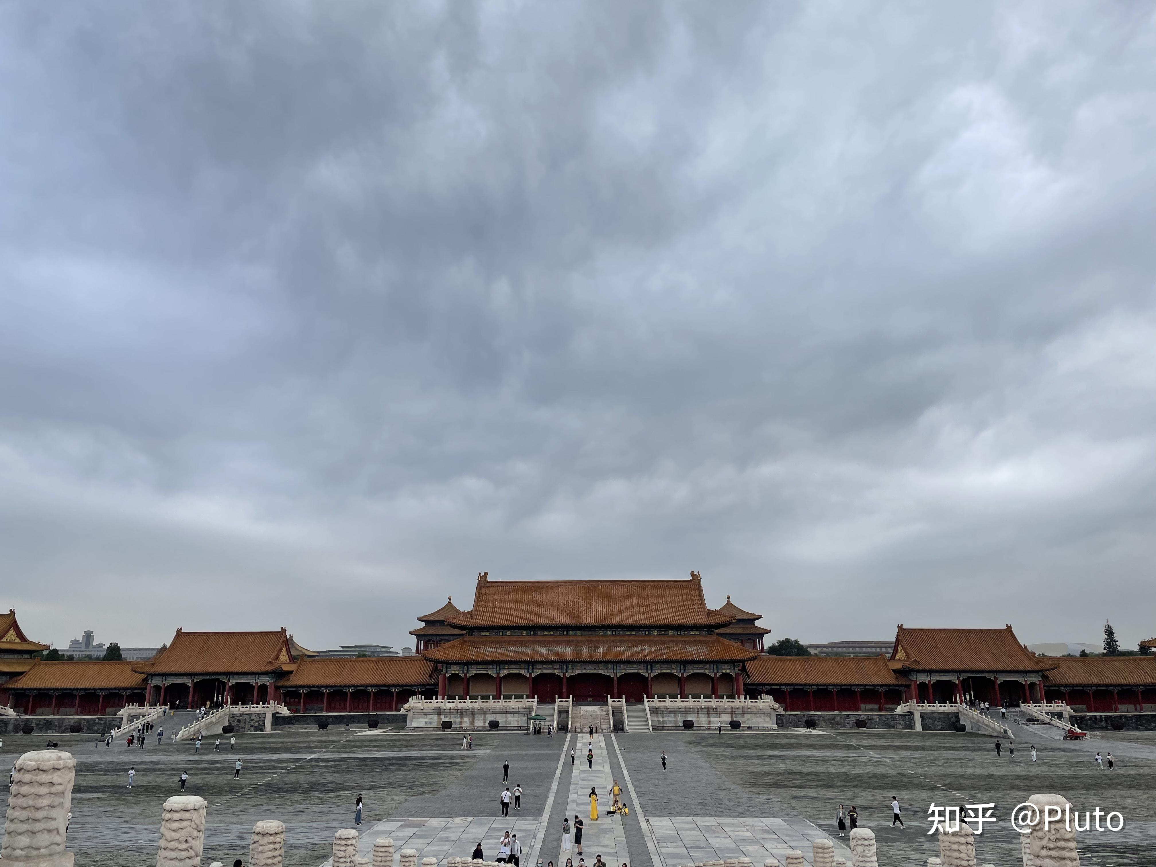 太和殿内部不让参观,只能在门口感受一下,天气灰蒙蒙的不太好,殿内没