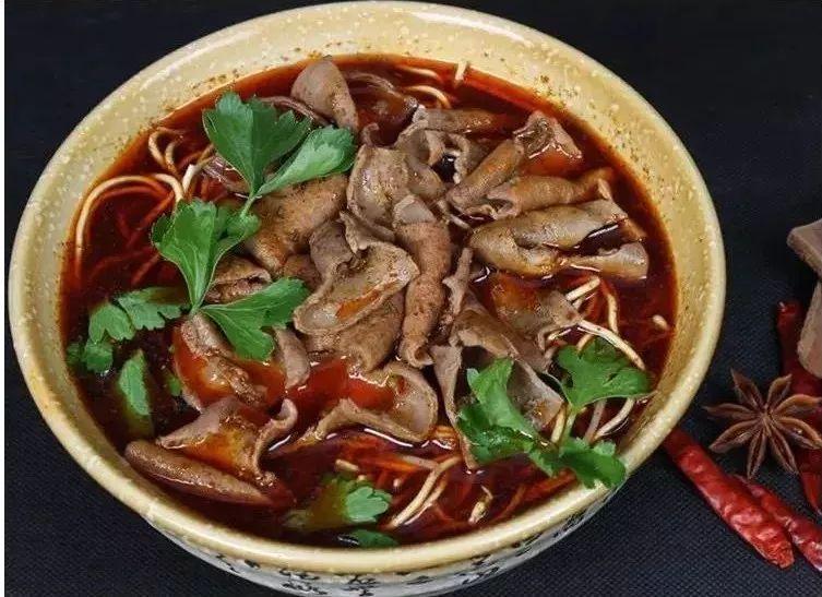 襄阳人把清洗和去腥后的牛杂(主要是牛肠),牛肉