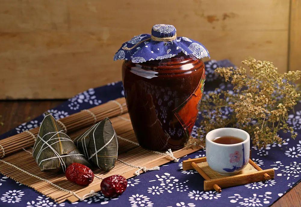 有辟邪,除恶,解毒,让白娘子现出原形的雄黄酒,菖蒲酒,也有为了壮阳增