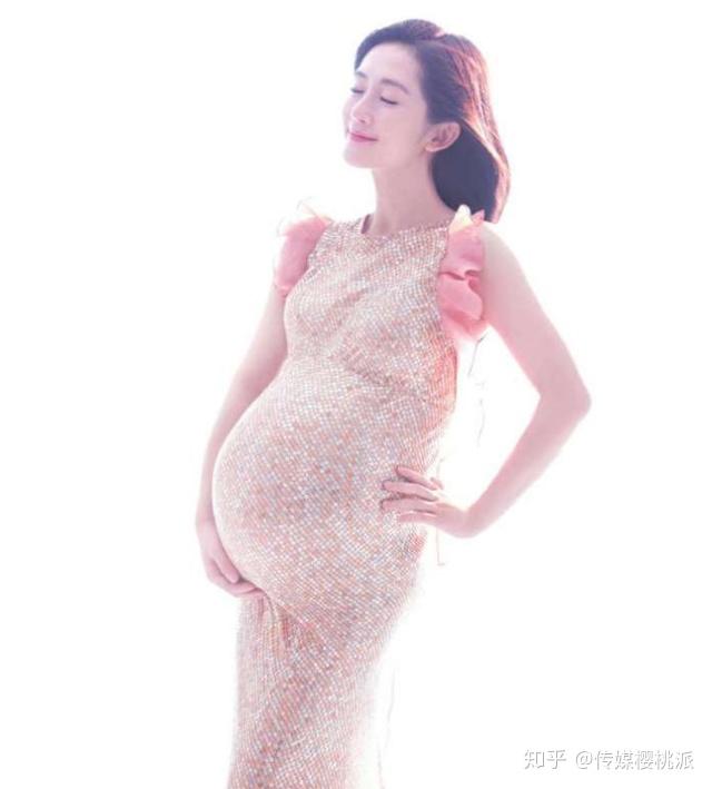 谢娜在社交平台晒出自己的短发和儿童剪贴画,称肚子里有了乖娃娃,正式