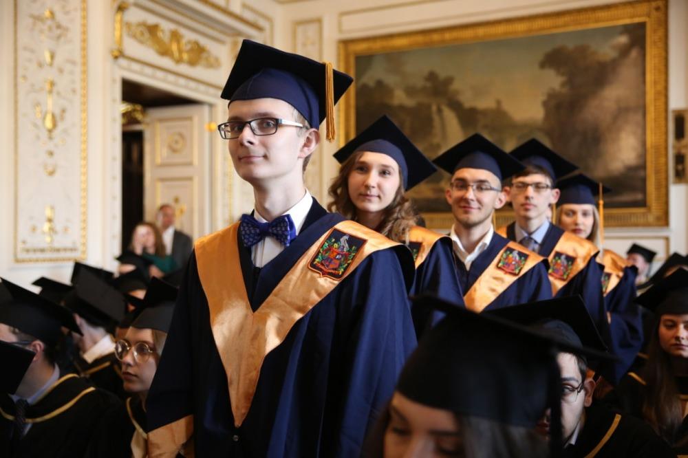 俄罗斯国立高等经济研究大学毕业生在英国大使官邸授予学位