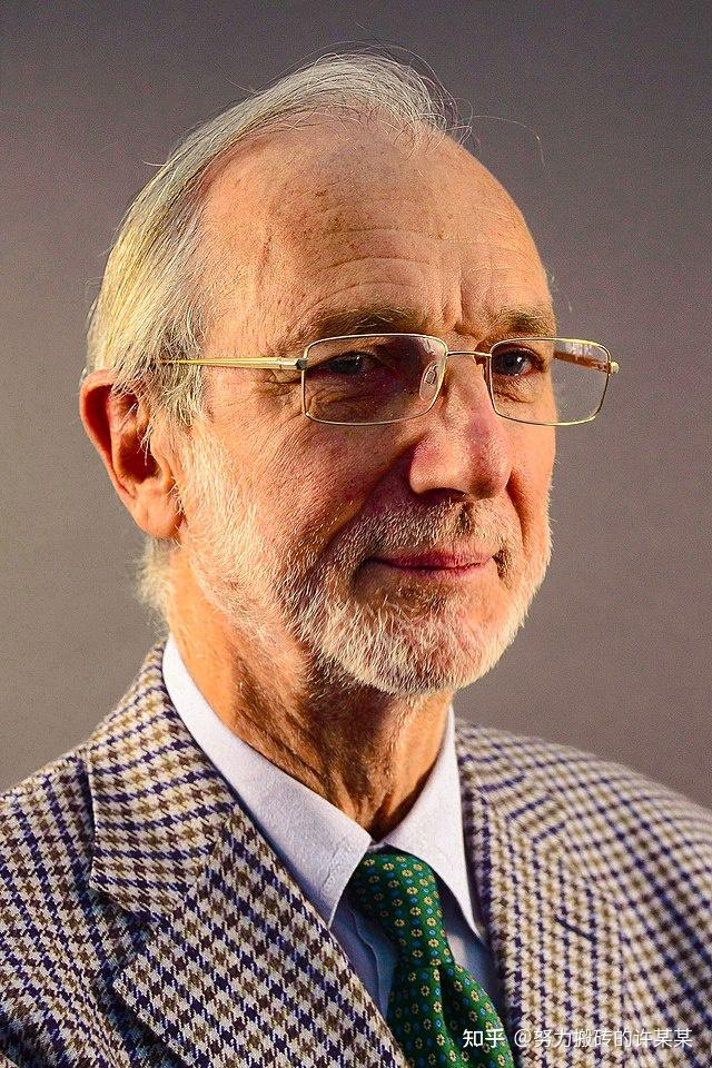 现代建筑师,人情化建筑理论的倡导者,同时也是一位设计大师及艺术家