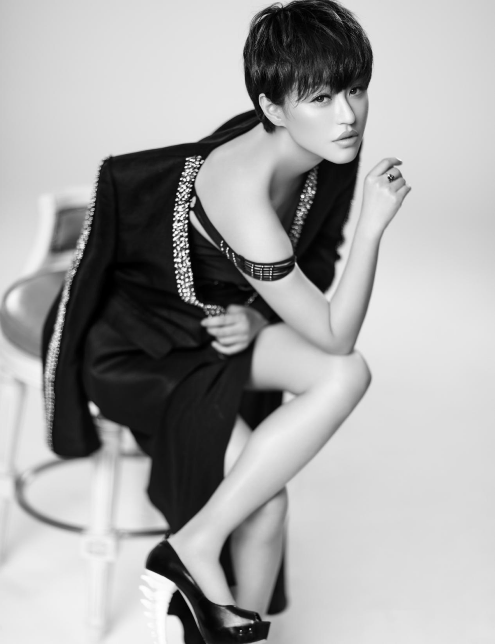 李佳桐演的爱马仕人物特点:名牌控,大龄剩女,一开始看剧时大家都是带