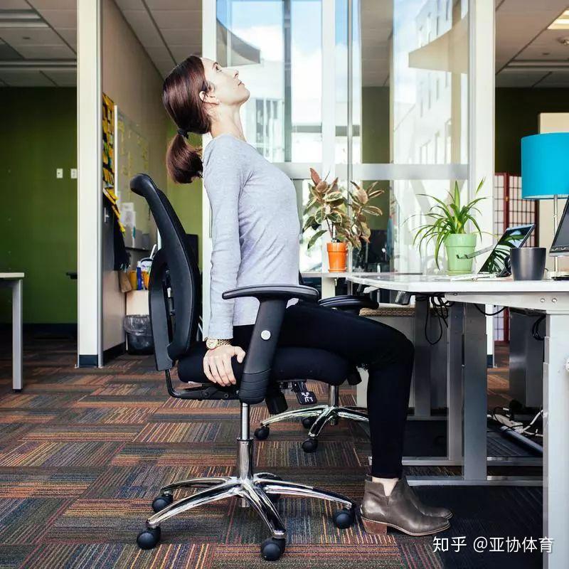 史上最懒办公室瑜伽屁股不挪地儿也可以做的瑜伽了解一下