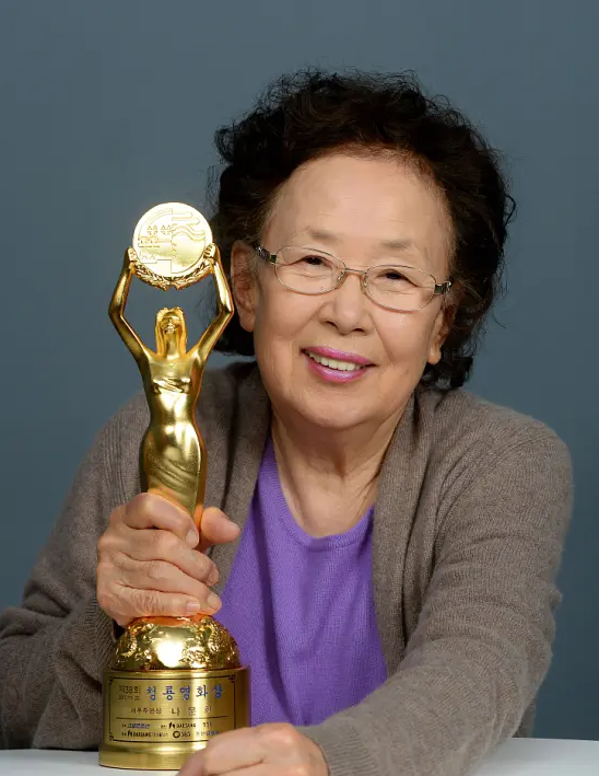 5)饰演兰熙的妈妈,韩剧《鱿鱼的游戏》饰演李政宰的妈妈等;炙