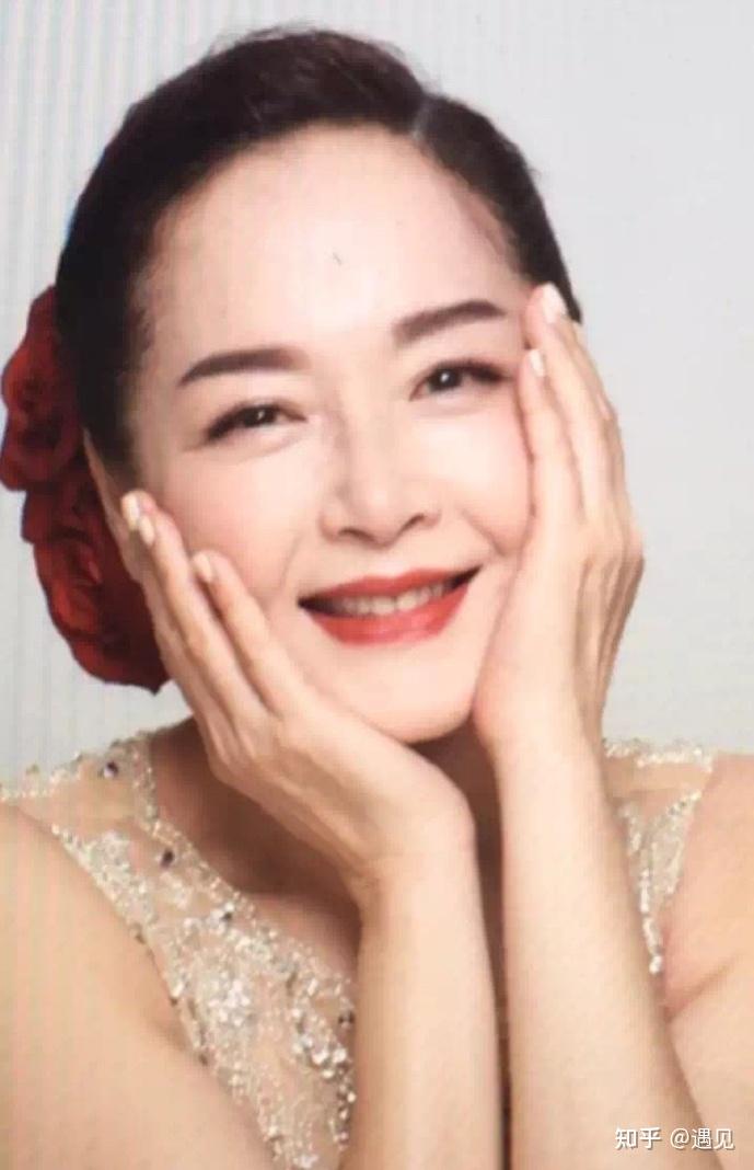 5岁挣钱,26岁嫁富商被骗,为了面子再婚万梓良的恬妞如今这样了