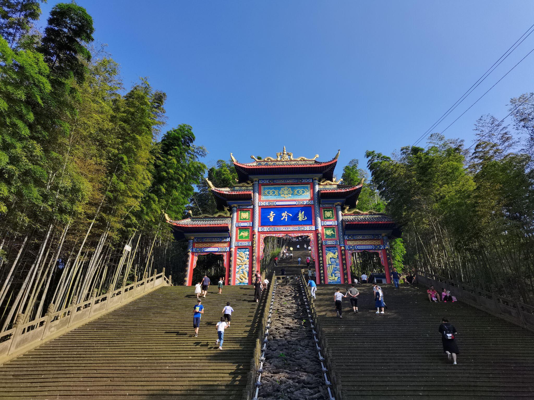 龙吟寺全貌第二站海中海:不坐船游玩时间30min,在竹海中的一片水库